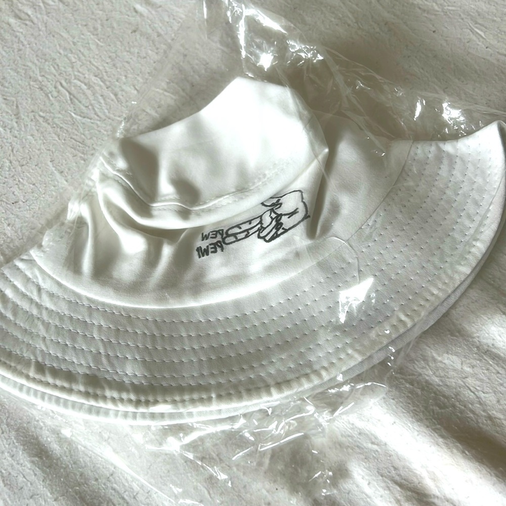 White bucket hat! 😎